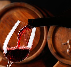 יין אדום נמזג לתוך כוס יין