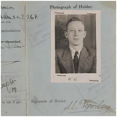 תעודת מעבר של מנחם טפרברג מימי המנדט הבריטי