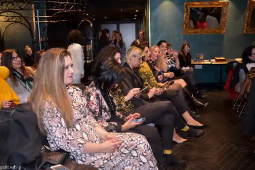 בלוגריות סלונה בקהל