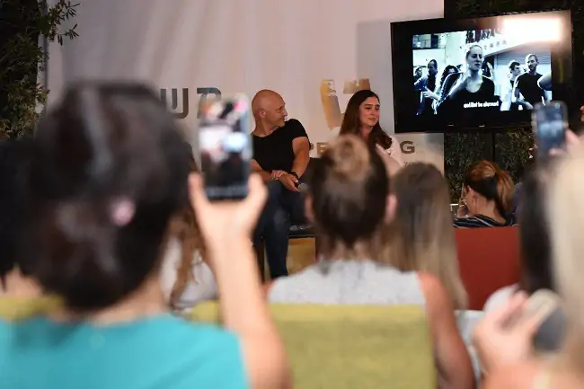 אנשים מצלמים