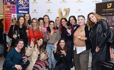 16444_pic_website13 בלוגריות סלונה עושות לחיים עם גביעי יין לוגו טפרברג ברקע