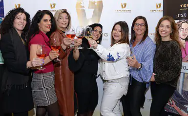 16444_pic_website15 בלוגריות סלונה עושות לחיים עם גביעי יין לוגו טפרברג ברקע