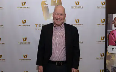 16444_pic_website17 מוטי טפרברג, לוגו טפרברג ברקע