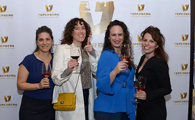 16444_pic_website8 בלוגריות סלונה עושות לחיים עם גביעי יין לוגו טפרברג ברקע