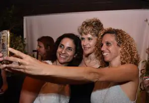 עדי גילת מצטלמת עם בלוגריות