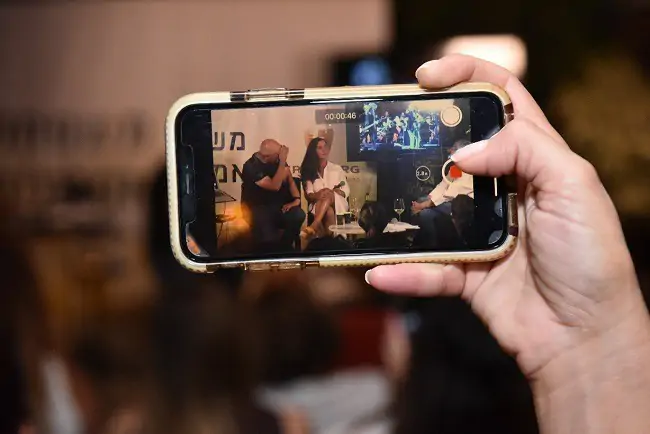 בנאדם מצלם בפאלפון