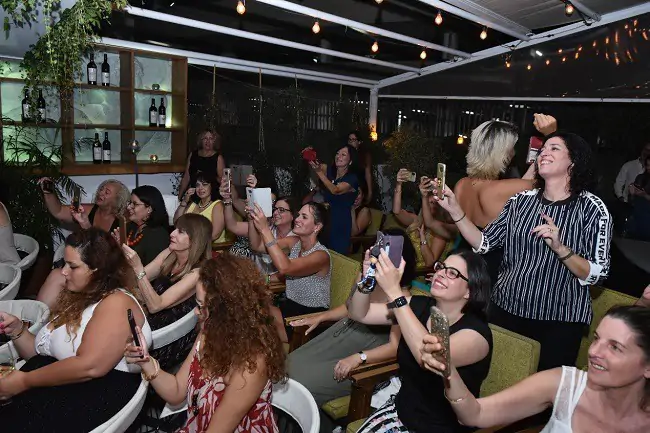 אנשים מצלמים